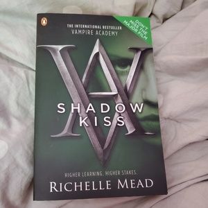 Shadow Kiss (Vampire Academy Book #3)
